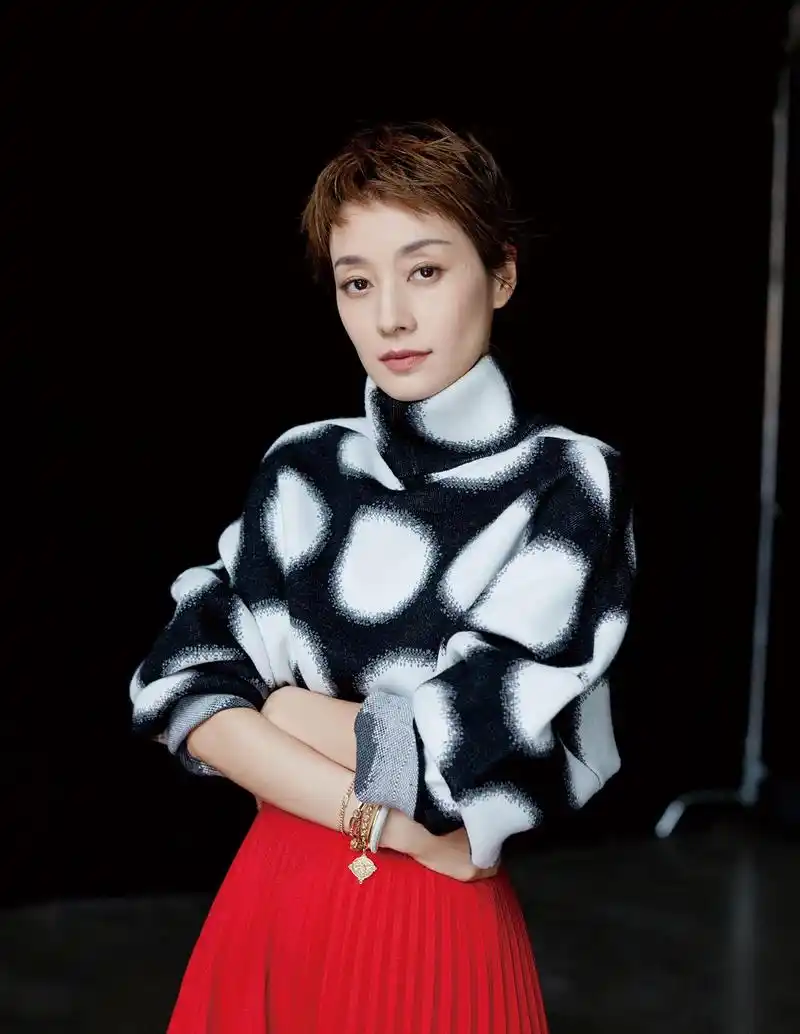 观察马伊琍,海清的打扮,我悟了:妆发得体,穿衣简单,更洋气