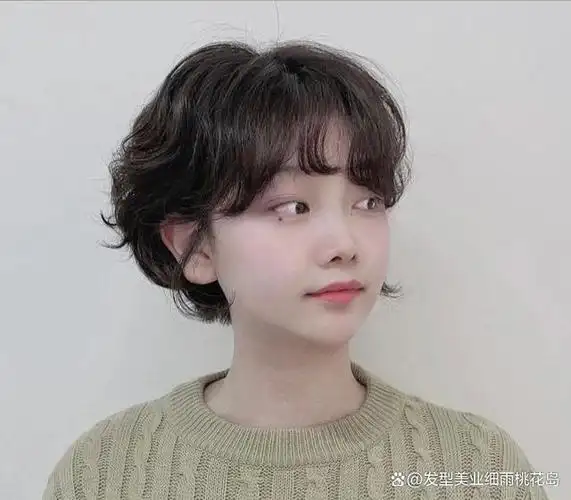 夏天唯美好看的法式烫超短发,清爽干净的发风,让人流连忘返.