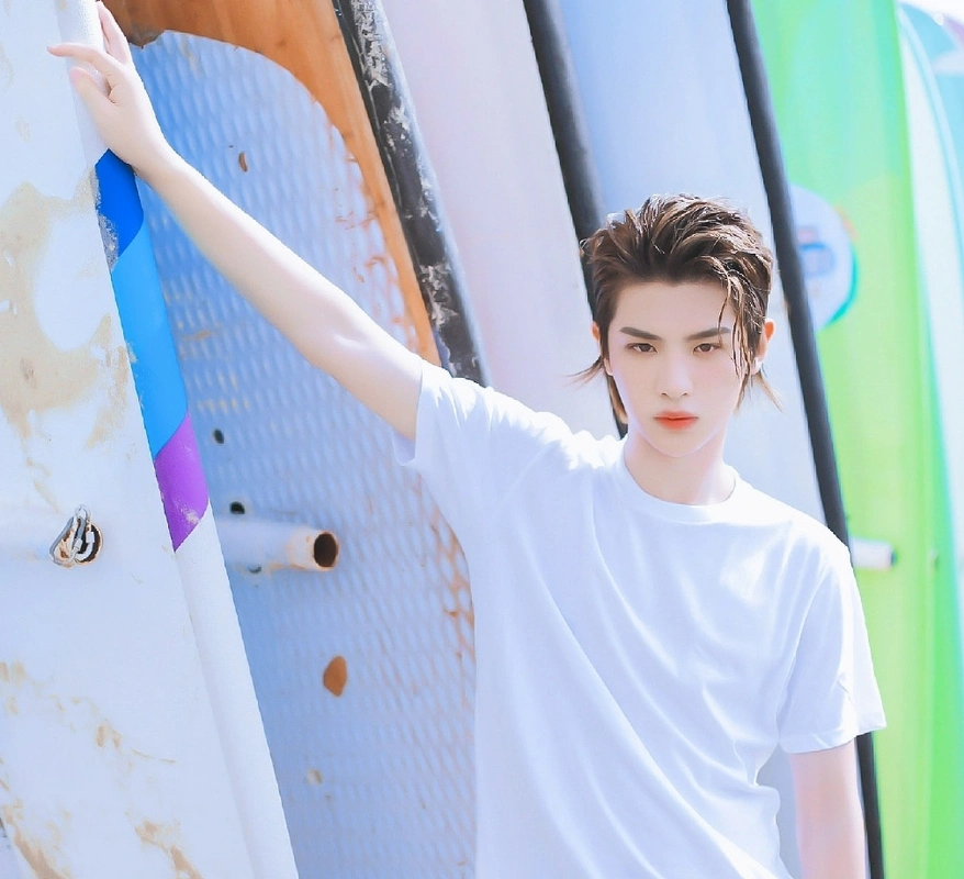 黄明昊关注《青2》,呼叫蔡徐坤去《冲浪店》,乔欣被激起保护欲_手机