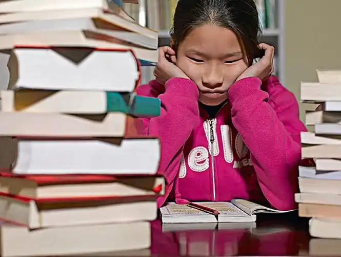 正在苦思冥想的女学生_高清图片_全景视觉