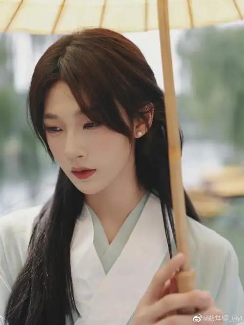 胡烨韬这女装是毫无违和感,很精致很自然#胡烨韬