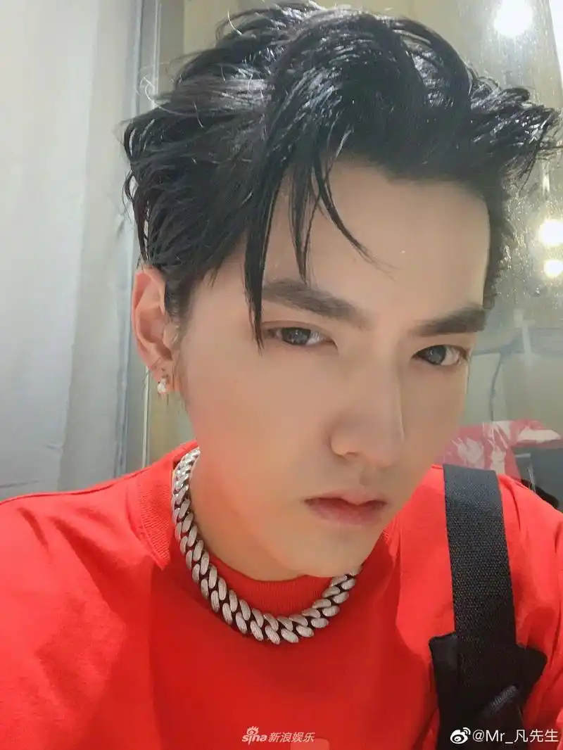 吴亦凡晒自拍给粉丝送福利 五官精致气质出众