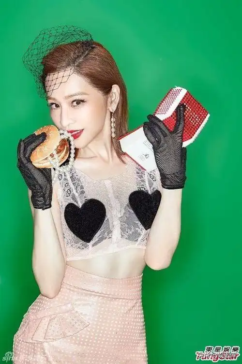 王心凌身材火辣穿短款上衣搭阔腿裤高挑纤瘦少女感扑面而来