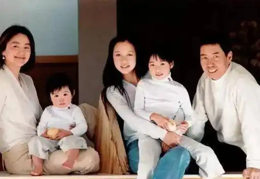 林青霞三个女儿近照曝光,颜值饱受争议,网友:可惜妈妈的基因_孩子