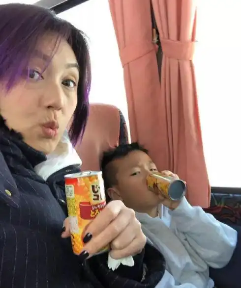 杨千嬅参加儿子毕业典礼,穿百元t恤接地气,素颜状态不如素人