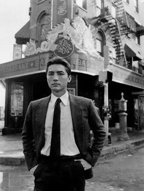 尊龙,苦难中诞生的贵公子 一个从弃婴到影史的传奇_表演_演出_人生