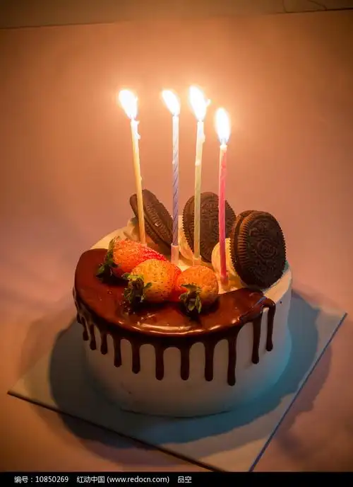 生日蛋糕和燃烧的生日蜡烛