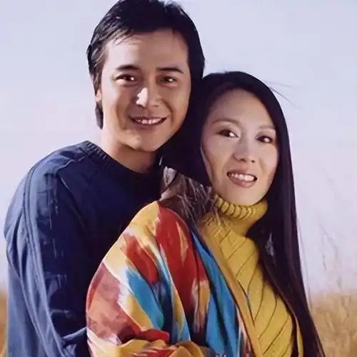 回顾演员阮巡娶了大15岁的妻子恩爱相伴19年没有孩子成遗憾