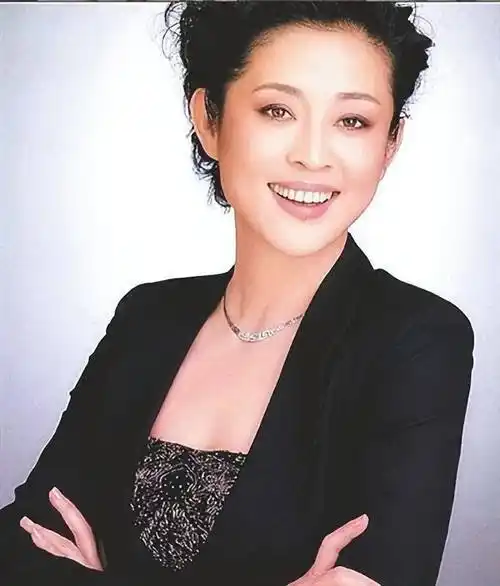 却是一个非常平和大度的人,也有着一个非常幸福的家庭他的妻子倪炜的