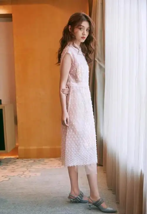 春夏短裙为凹造型岔开腿,怕露只能用手挡,嘴歪了