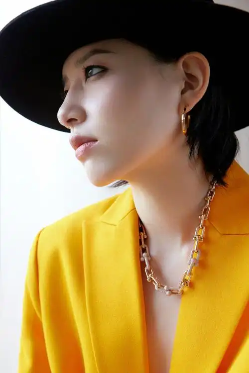 上游时尚|李斯丹妮亮橙西服套装惊艳亮相,摩登时髦风格态度