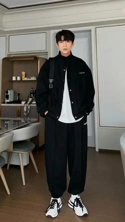 身高170cm以下的男生,建议多选择小黑裤,显腿长又有质感