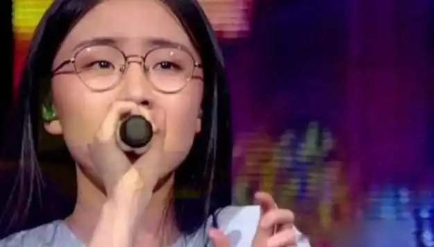 郭沁个人资料简介腿是怎么回事为什么坐在椅子上唱