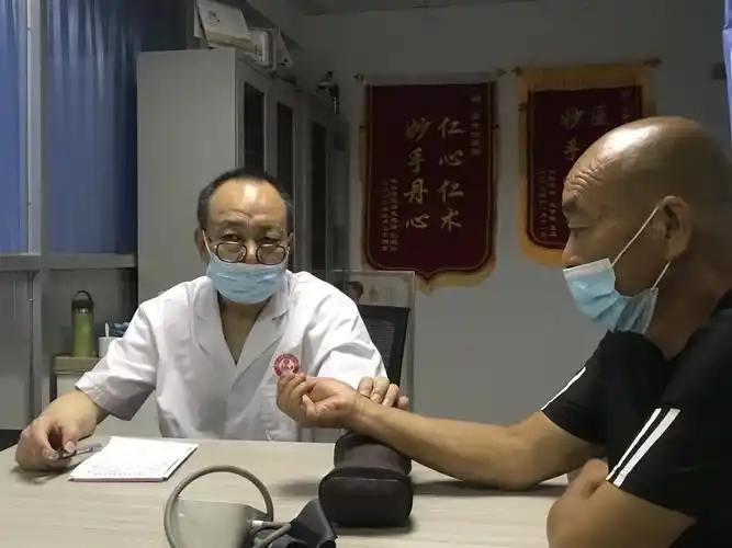 医生正在号脉问诊中