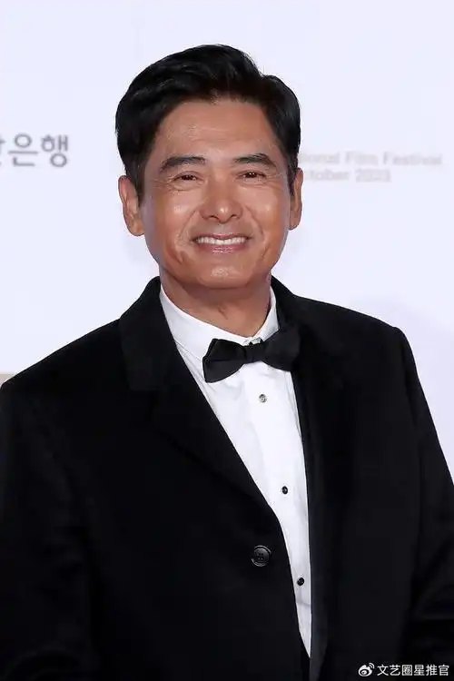 68岁周润发跑完半马!但成绩不理想要被老婆罚400元,手脚有血痕