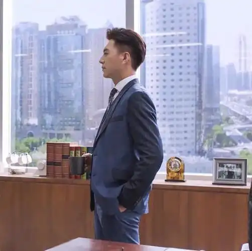 44岁靳东帅到炸裂!穿中山装梦回"明楼",大背头化身霸道总裁