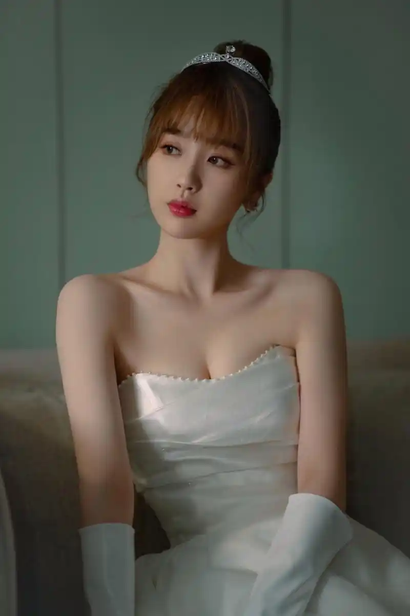 虞书欣# 丰满傲人的事业线,窈窕曼妙的身材,前凸后翘,性感迷人