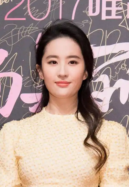 刘亦菲近照曝光黑色外套略显中年妇女,背后"男人"加助事业成功_陈金飞