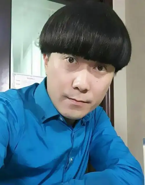 顾名思义,锅盖头就是一种"长得像锅盖一样的齐刘海发型",强调减龄