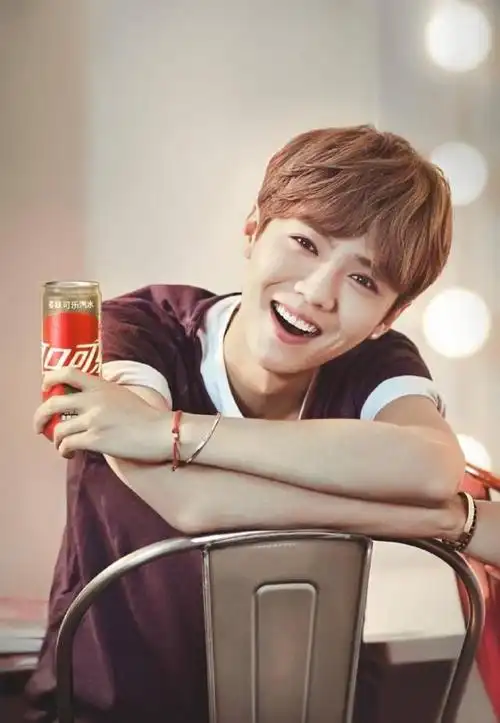 鹿晗的笑容实在是太可爱了,瞬间便让人失去了抵抗力!