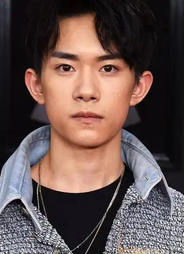 易烊千玺牛仔装亮相格莱美红毯,无修图见证真颜值,网友:硬汉!