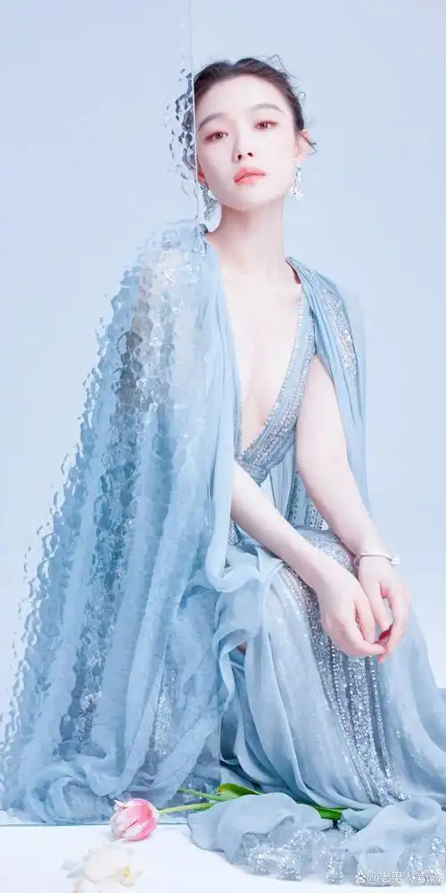 倪妮天青色披风亮片礼裙,镜头下的她优雅端庄,给人满满的舒适感