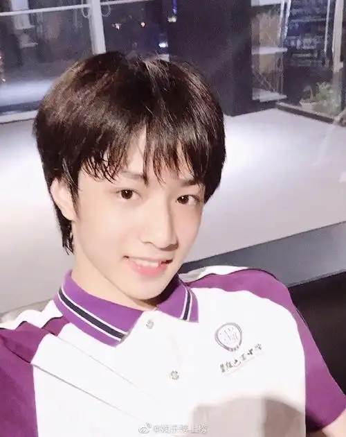 刘耀文拍初中毕业照