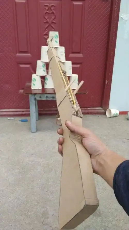 男子自制纸板98k利用废旧纸盒这手也太巧了