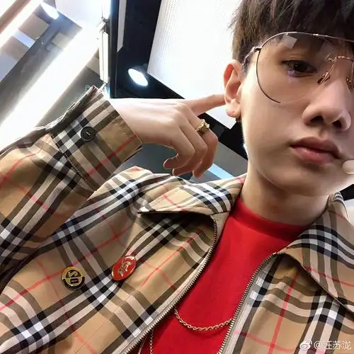 汪苏泷,,自拍的角度