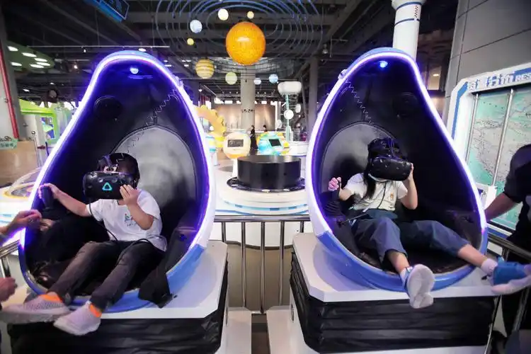 9月19日,小朋友在南京科技馆通过vr技术体验"海底两万里".