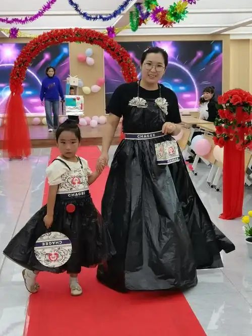 儿童节快乐一件旧衣服,一个塑料袋,一张废旧纸.