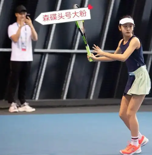 田雨橙网球(田亮女儿打网球,姿势标准手臂肌肉优越,网友:中国版