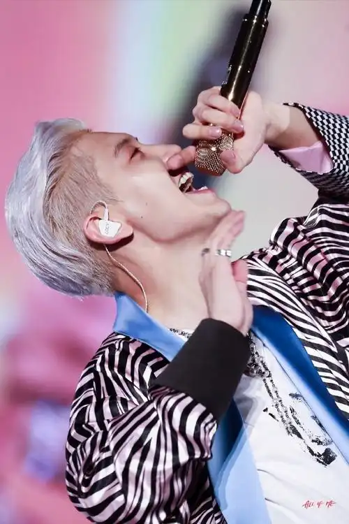 朴灿烈#90#朴灿烈拼接壁纸#朴灿烈银发侧剃的神@real__pcyyyyy