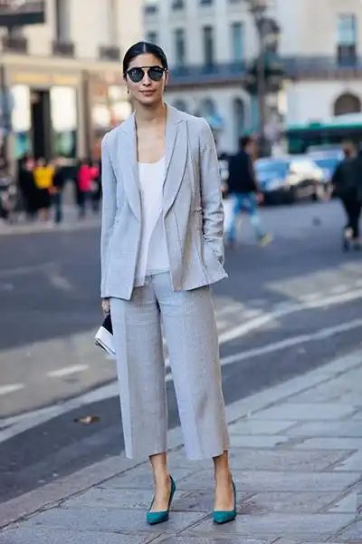 女式西服怎么搭配才好看