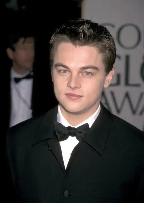 24岁的小李子就已经胖了,颧骨变宽两颊发腮,神颜也逃不过的劫啊