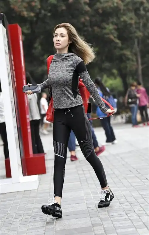 街拍紧致运动裤彰显好身材