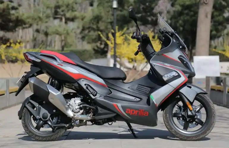 实拍新世代运动大踏板阿普利亚srmax300速览