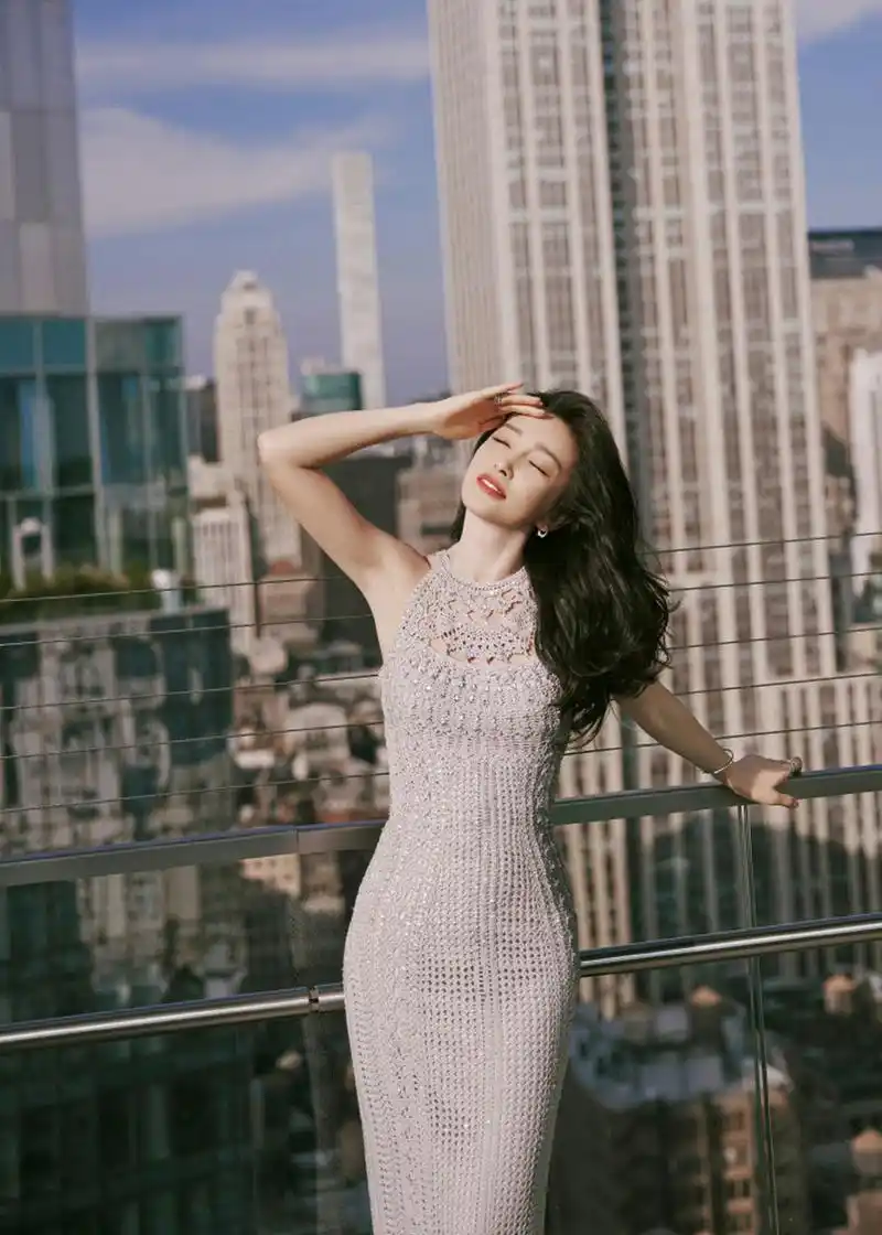 李冰冰亮相纽约时装周,身穿ralph lauren 23秋季系列礼服出席拉夫劳伦