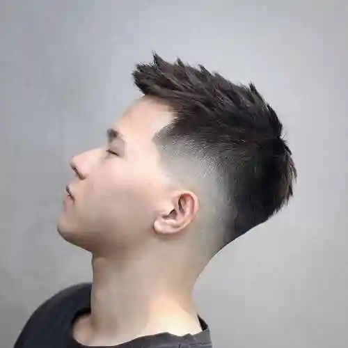 男生帅气发型2017_2017年流行男短发造型,2021年流行的男生发型参考