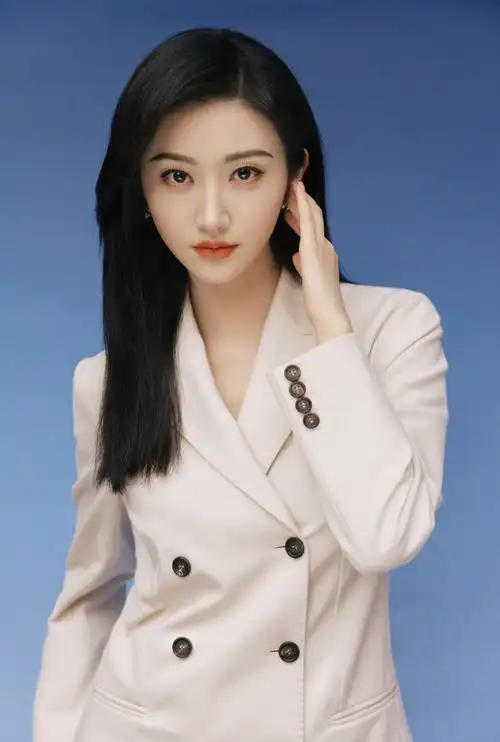 穿西装秀身材,自信满满!33岁的景甜却被吐槽"发福"