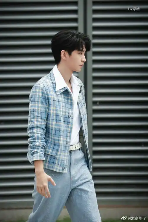 王俊凯《你好星期六》上班图,品鉴一下凯皇最近状态如何?