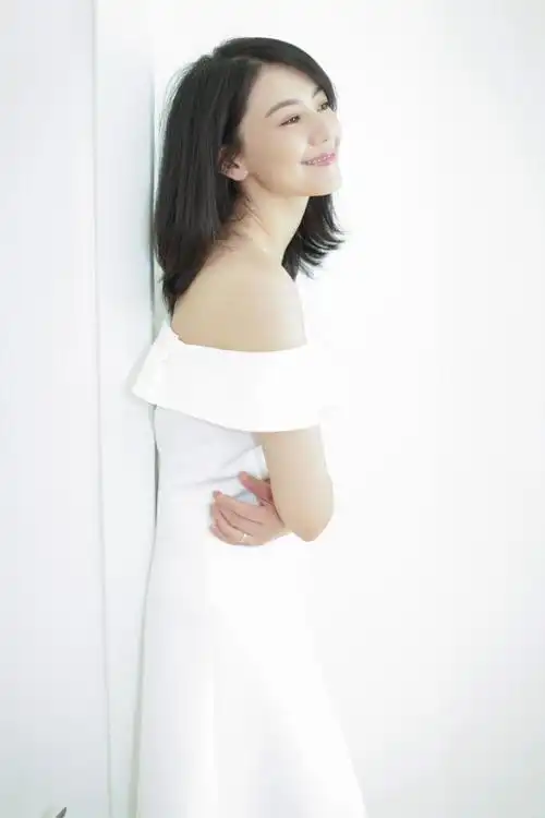 国民女神高圆圆真美一袭白色斜肩连衣裙配中长直发清新脱俗