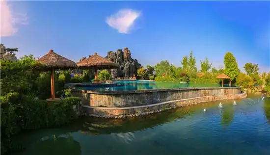 国家4a级旅游景区揽翠湖天沐温泉度假村,位于山水灵秀的临朐东城区