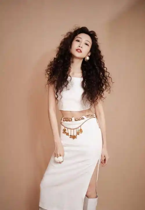 原创王鸥的身材真让人羡慕穿着露脐背心秀小蛮腰顶着爆炸头也很美