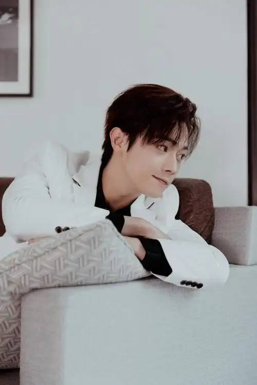 许凯最新造型大片白西装造型帅气满满