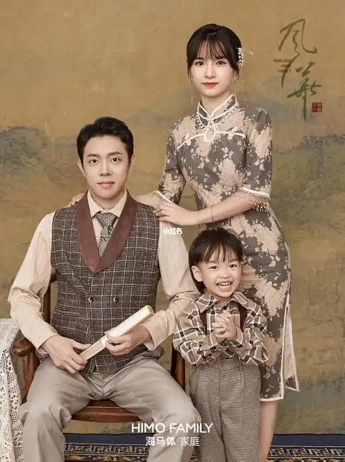 一家三口第一次拍全家福竟然选了民国风