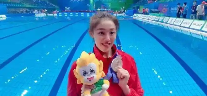 申请入驻>向玢璇1998年生,2013年3月正式成为四川省花样游泳运动员