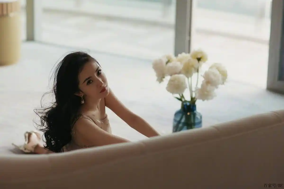 杨幂身着香槟金斜肩礼服亮相活动,化身金色美人鱼尽显温柔气质!