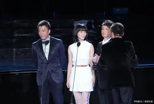 袁泉靳东合唱,当爱已成往事,太惊艳了,又是被演戏耽误的歌手