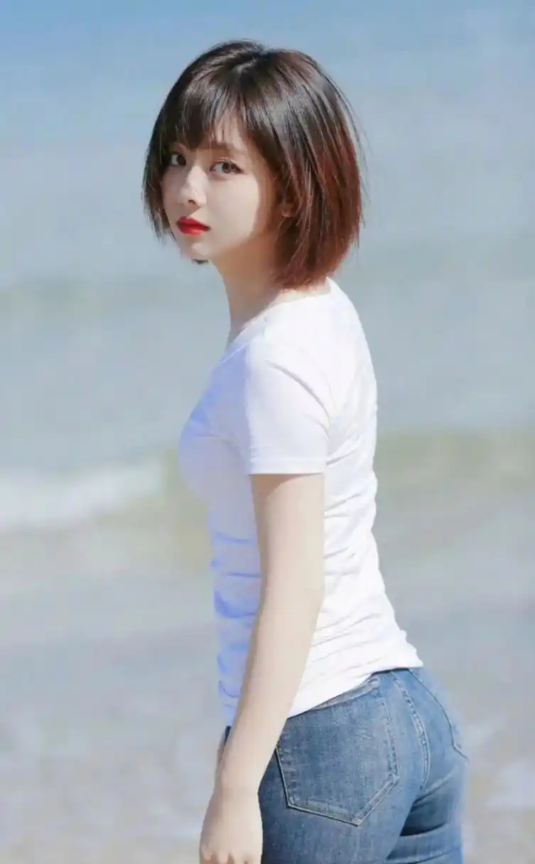 谭松韵身穿白色短袖搭配牛仔裤,清纯俏丽,甜美灵动,少女感十足!